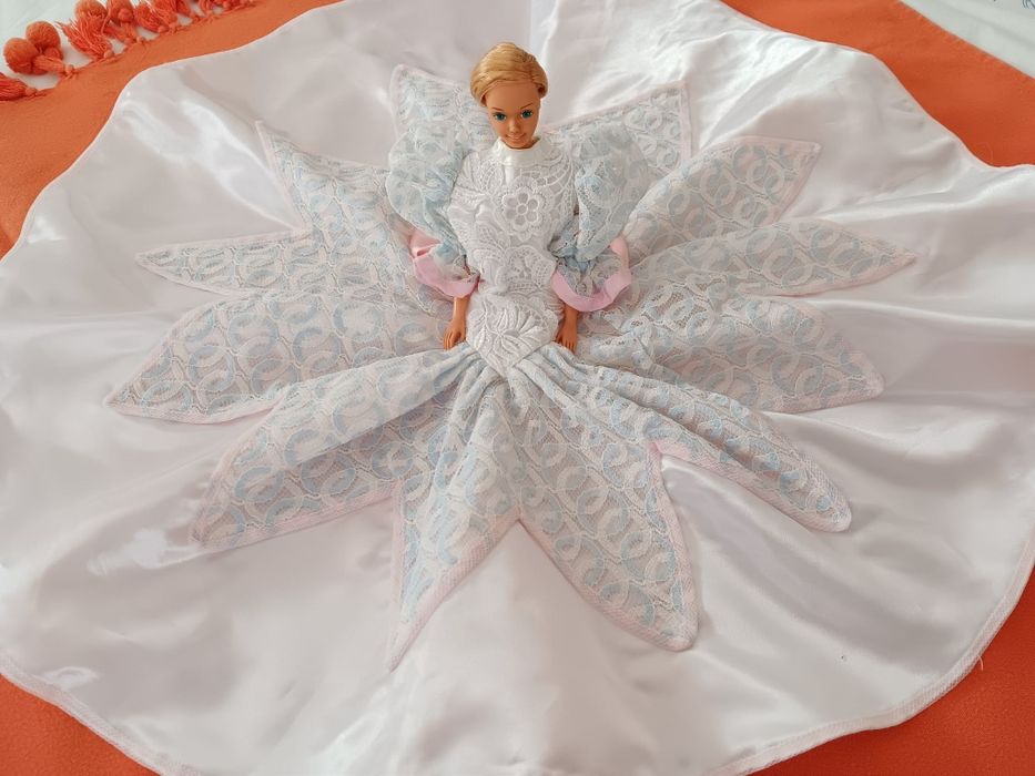 Boneca com 3 vestidos feitos à mão