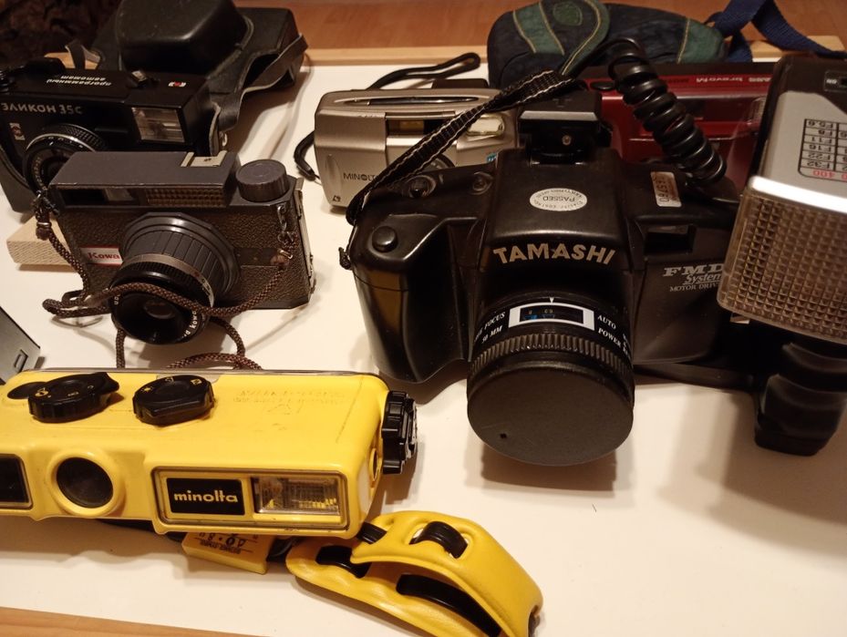 Zestaw aparatów analogowych.