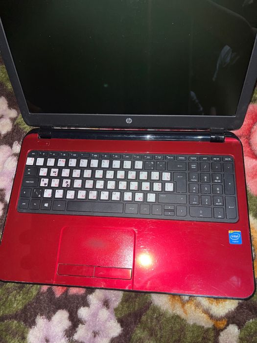 Ноутбук HP 255  – НЕ вмикається, екран цілий + зарядка (на запчастини)