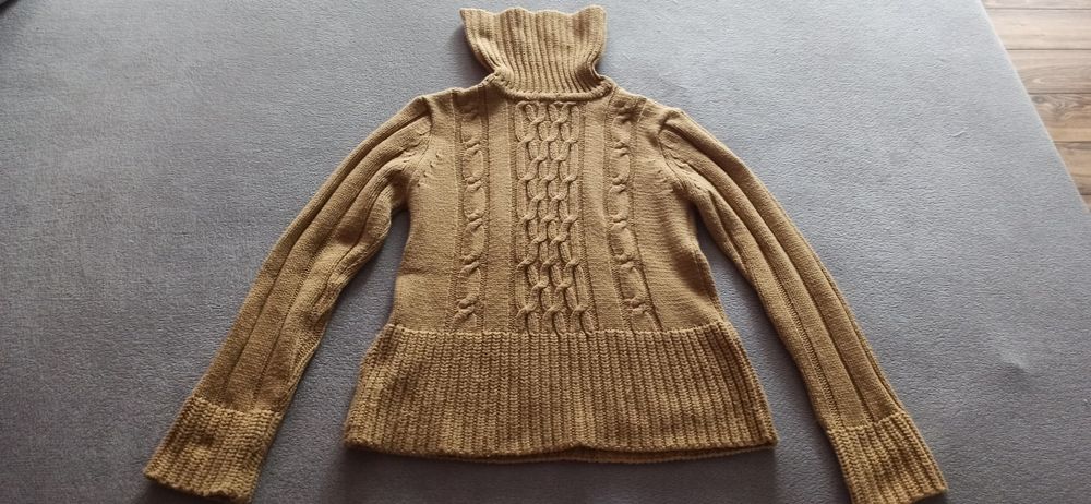 Ciepły sweter golf beżowo-brązowy