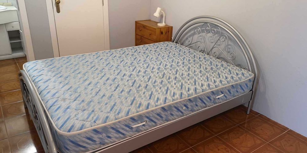 cama de casal em bom estado