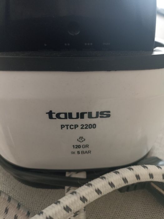 Ferro de engomar Taurus com caldeira e filtro anticalcário