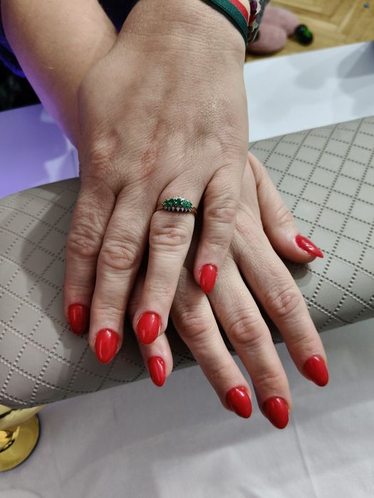 Manicure hybrydowe i żelowe.