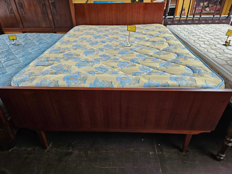 Cama vintage com estrado e colchão - Bom estado geral