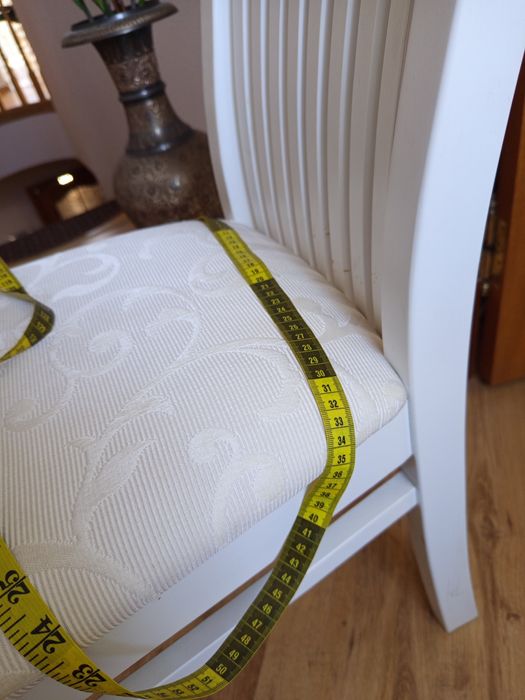Крісло біле дерев'яне у вітальню,кухню