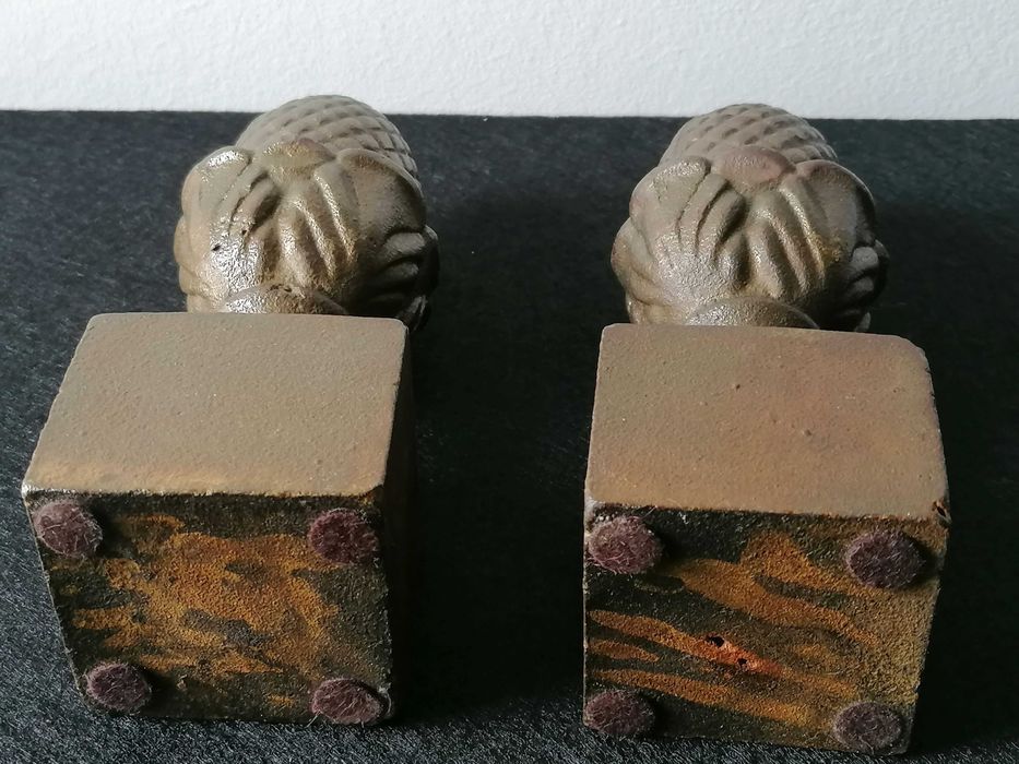 Conjunto de 2 pinhas em ferro fundido