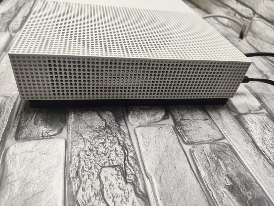 Konsola XBOX One S, 500GB + pad. Bardzo dobry stan.