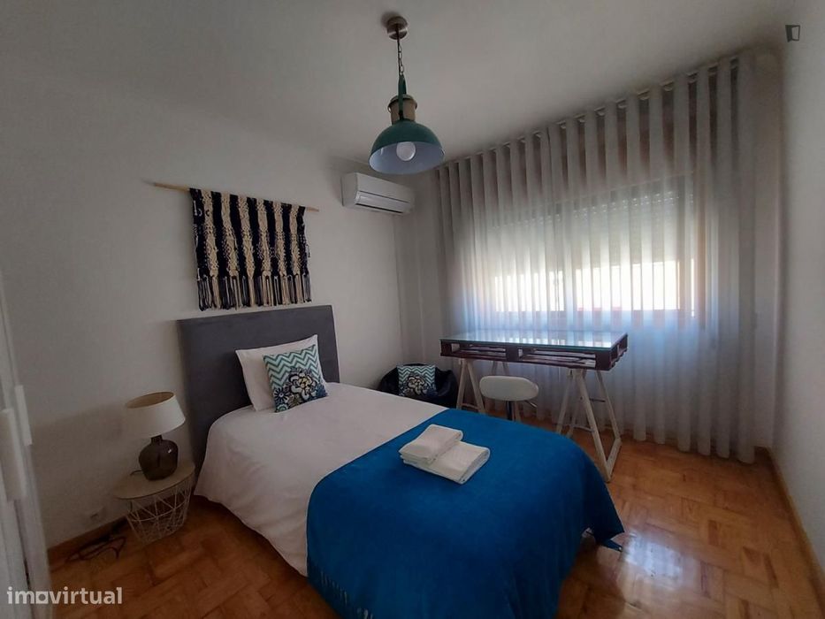 Quarto - localizado em Santa Marinha Porto