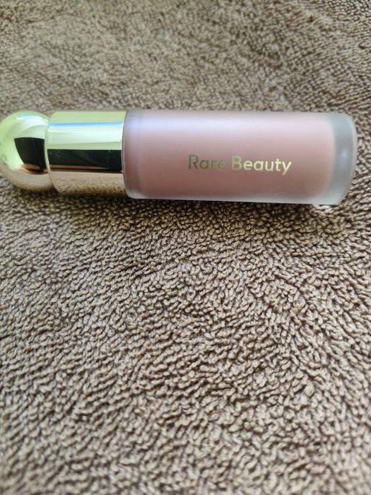 Róż Rare Beauty w płynie kolor Encourage