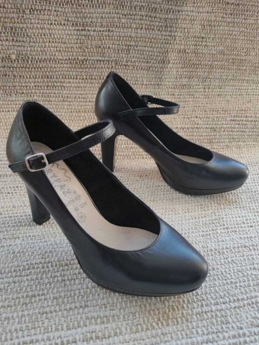 Sapatos salto alto redondos, cor preta com fivela