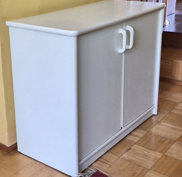 Biała szafka,  stan dobry  wysokość 65, głębokość 37, szerokość  82