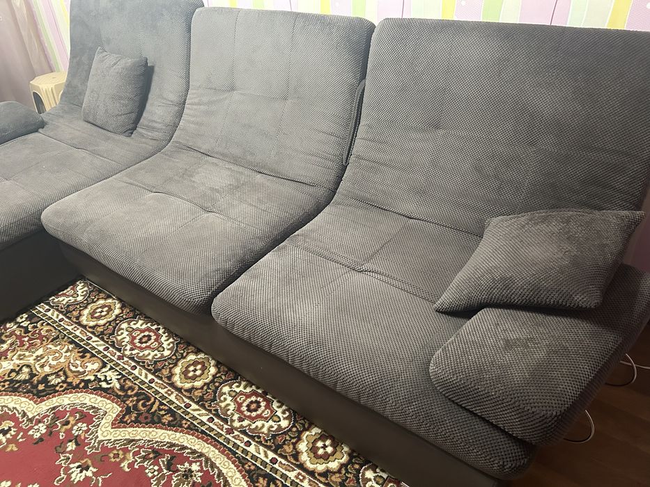 Диван практично новый