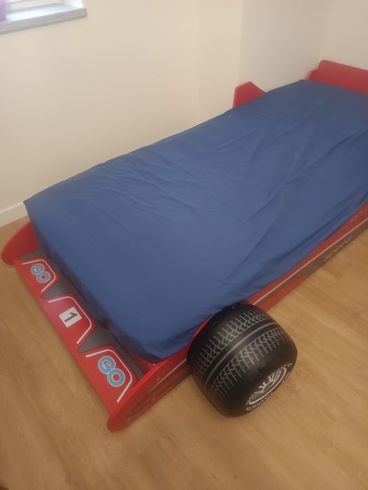 Cama de criança formato de carro