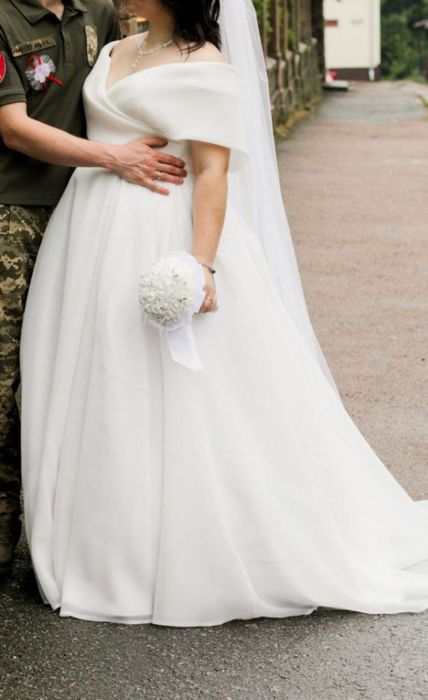 Продам весільну сукню