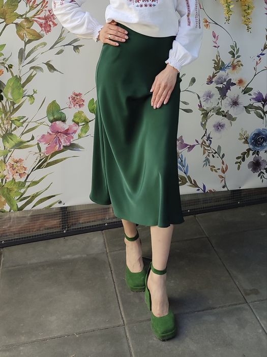 Смарагдова атласна спідниця