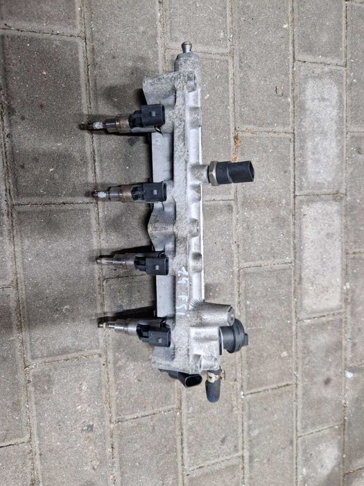 рампа топлівна з форсунками  Skoda Volkswagen 1.4 FSI