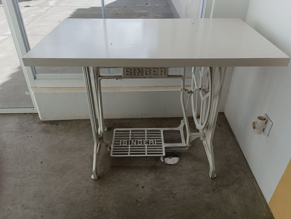 Mesa máquina costura singer