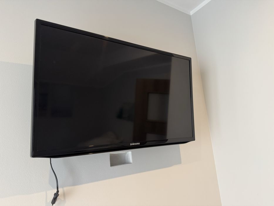 Telewizor Samsung plus dwa piloty