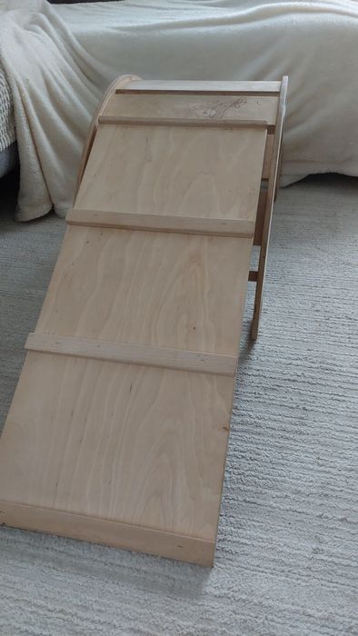 Drewniana zjeżdżalnia z bujakiem