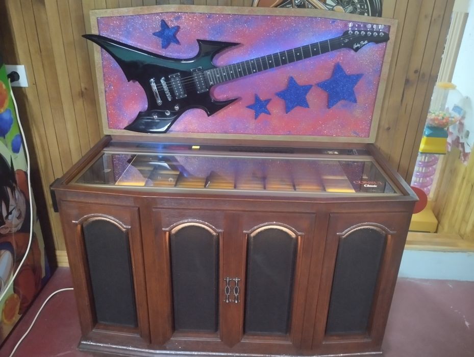 Jukebox de vinil a funcionar perfeitamente.
Tem 80 discos, com 160 mús