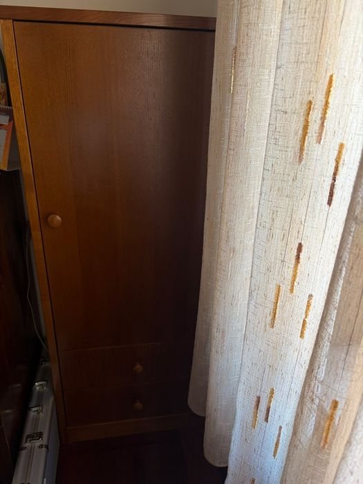 Móvel com 1 porta e 2 gavetas.