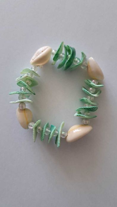 Efektowna bransoletka z muszelkami, w kolorze pistacjowym na gumce
