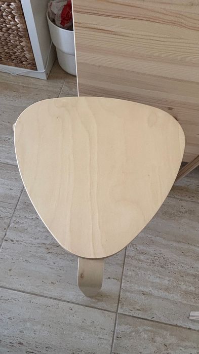 módulo de cozinha / mesa de refeição dobrável com rodas IKEA RESARÖ em pinho/madeira natural, acompanhado por 2 bancos de madeira