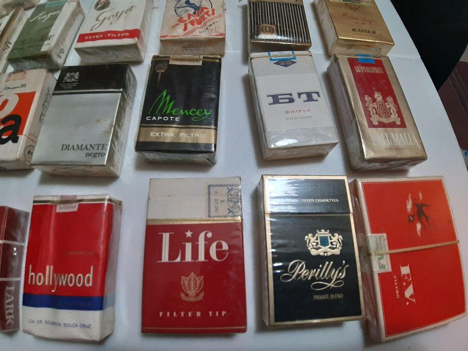 Varios caixas de fumo antigo. 32