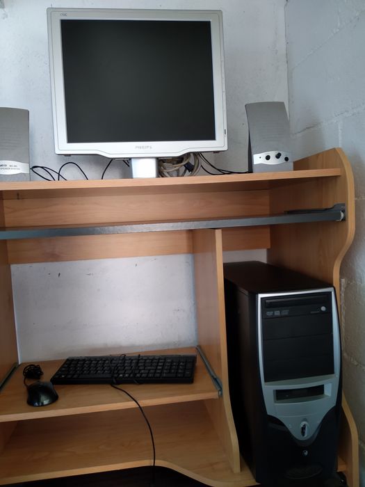 Computador de secretária.