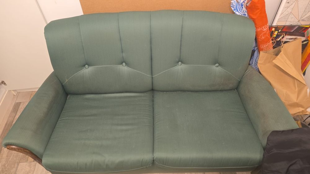 Sofá de tecido verde