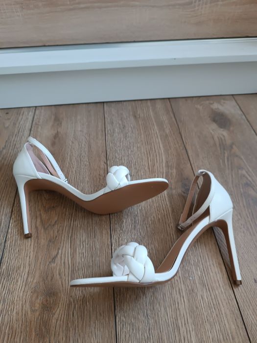 Białe sandały na szpilce