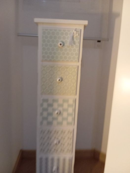 Vendo móvel rústico em tons branco e gavetas tipo azulejos 1.05 altura