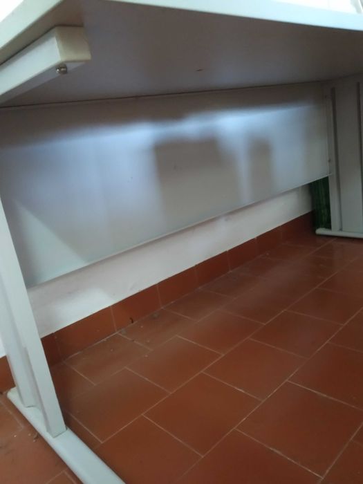 Mesa de escritório cinzenta