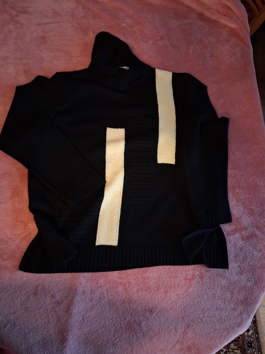 czarny sweter aktylowy