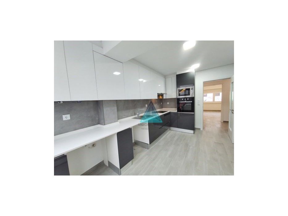 Apartamento T1 transformado com logradouro de 35,40m2 totalmente re... — Laranjeiro E Feijó, Setúbal