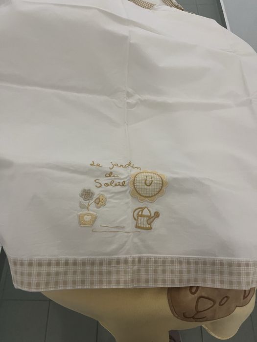 Saco, muda fraldas, toalha e lencol de berço