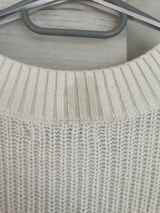 Biały sweterek kremowy z dekoltem w serek