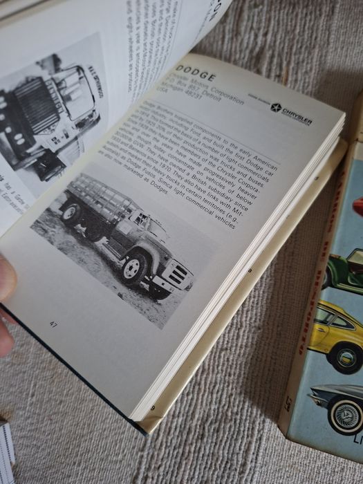 Livros antigos sobre carros desportivos e camiões