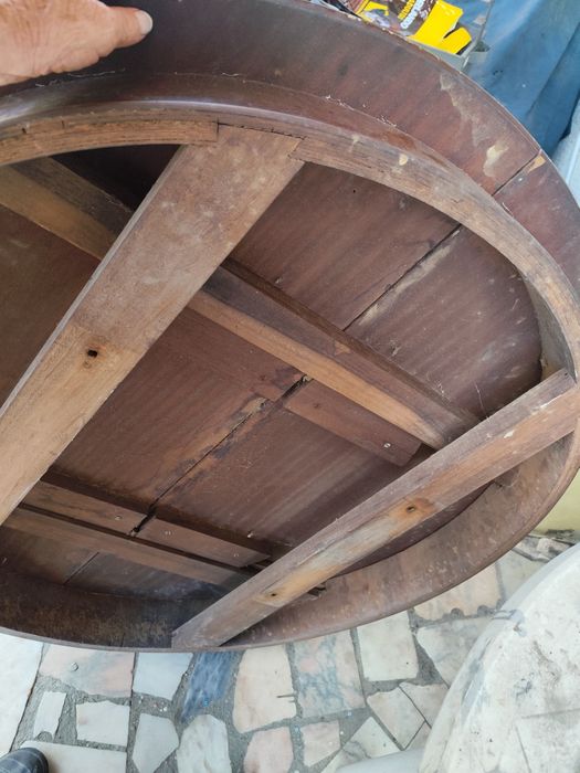Vendo mesa estilo antigo. Madeira mocissa  30€