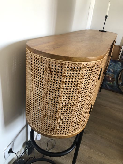 Móvel aparador em rattan e estrutura metalica