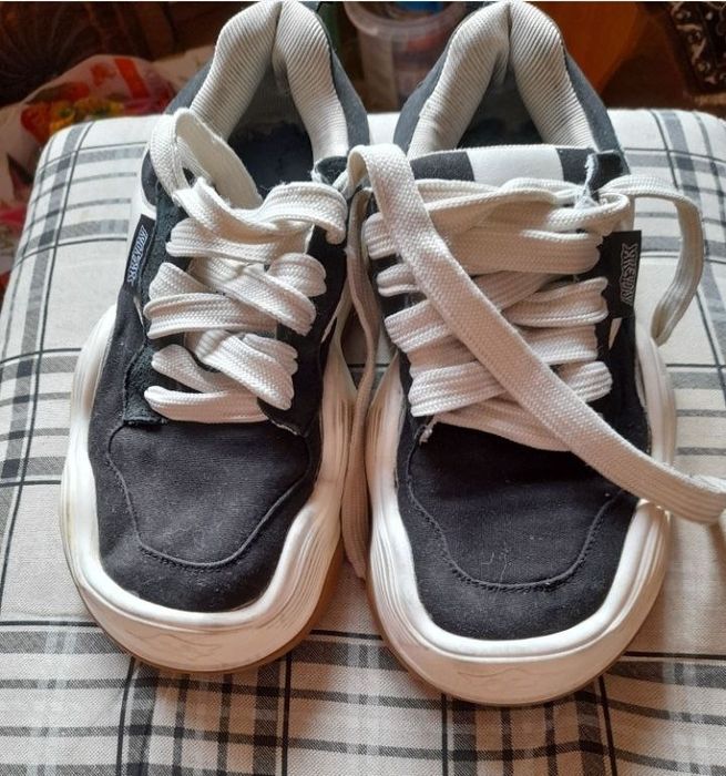 Чёрные кроссовки Skechers