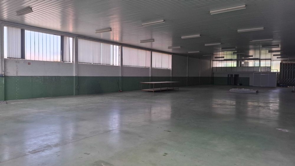 Armazém para arrendar em Guimarães de 3 frentes com cerca 800m² e com muita Luz natural