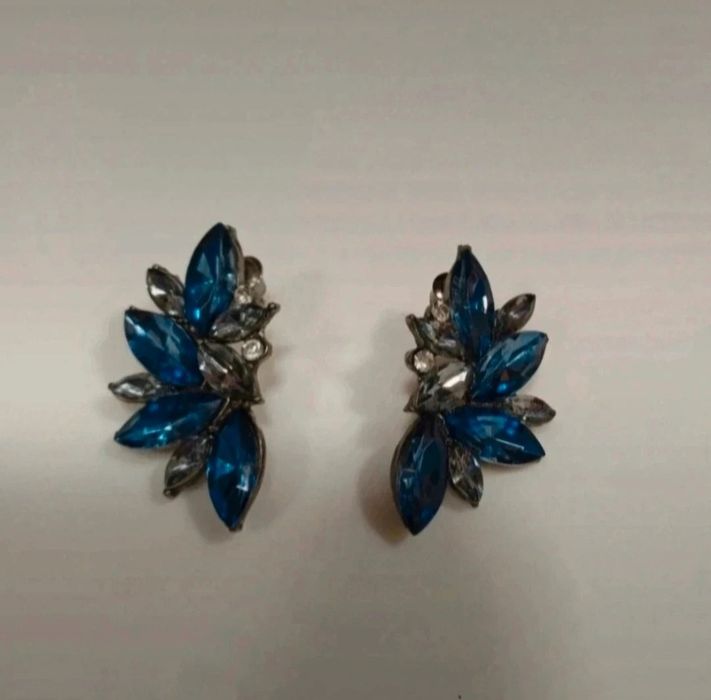 Brincos azuis e cinzentos