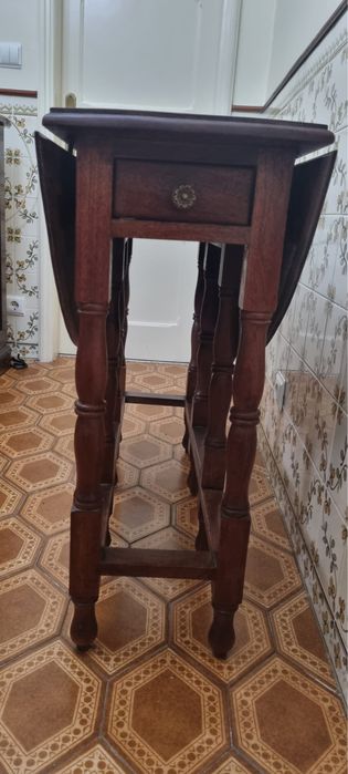 Mesa destrobravel de madeira e cadeiras de pele