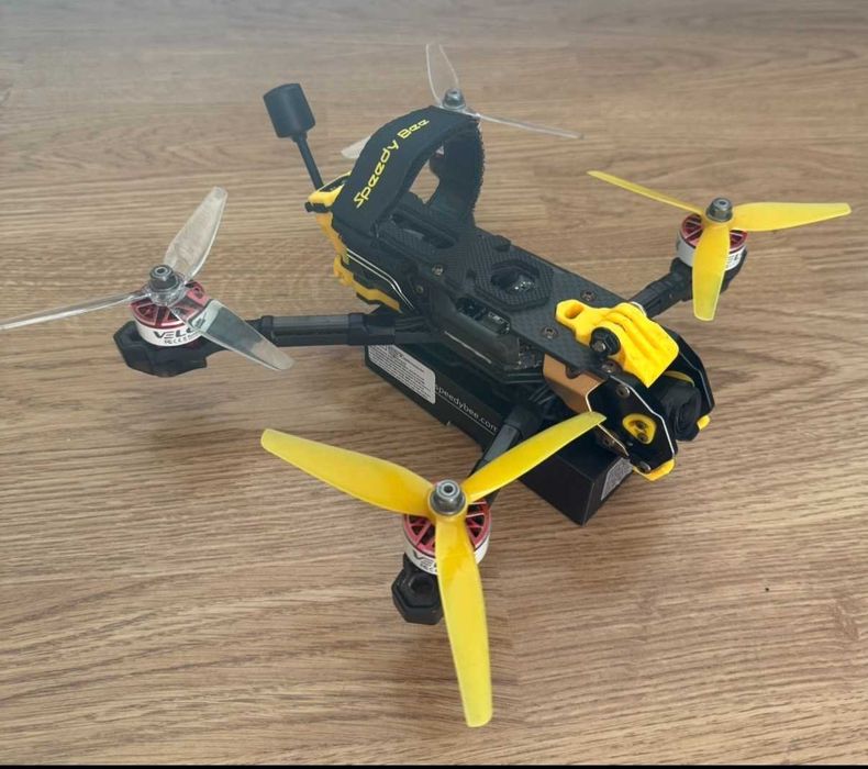 Dron FPV SpeedyBee Mario 5 + Google, kontroler i dodatki