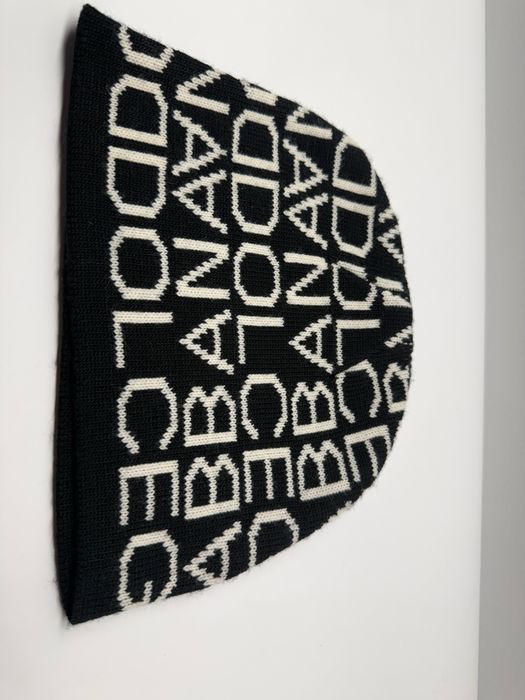 Stylowa czapka zimowa typu beanie w czarno-białej kolorystyce