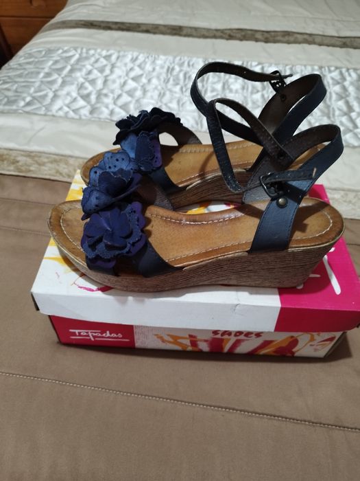 Sandálias azuis com cunha