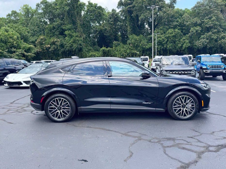 Ford Mustang Mach-E Premium      2025