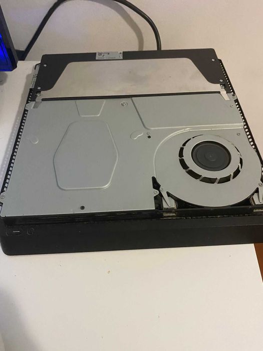 Uma consola PS4 com jogos a funcionar na perfeição