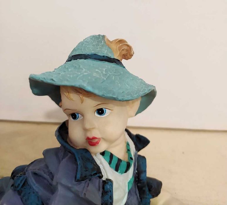 Estatuetas meninos a gatinhar
